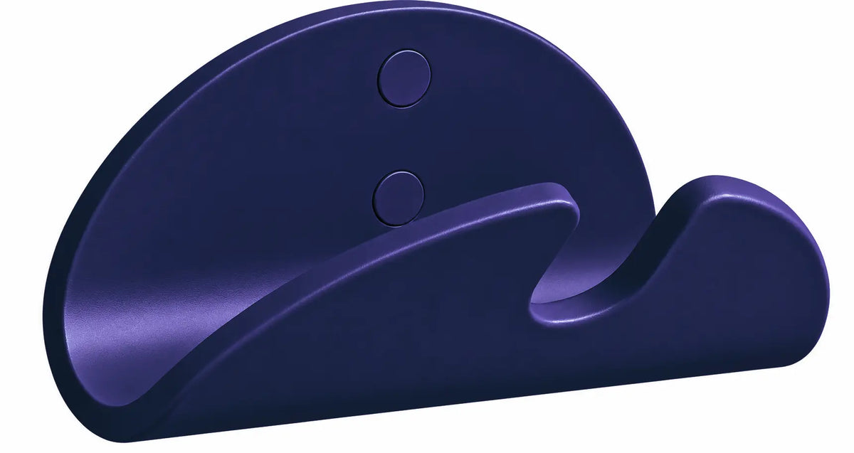 Smartphonehalter mit Aussparung für Ladekabel in Saphirblau.