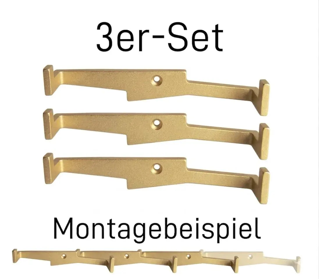 3er-Set Mäander-Garderobenhaken aus Messing gestrahlt in der Übersicht mit einem Montagebeispiel für die Wandmontage.