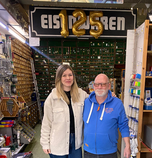 Tochter Laura und Vater Detlef Savary im Geschäft