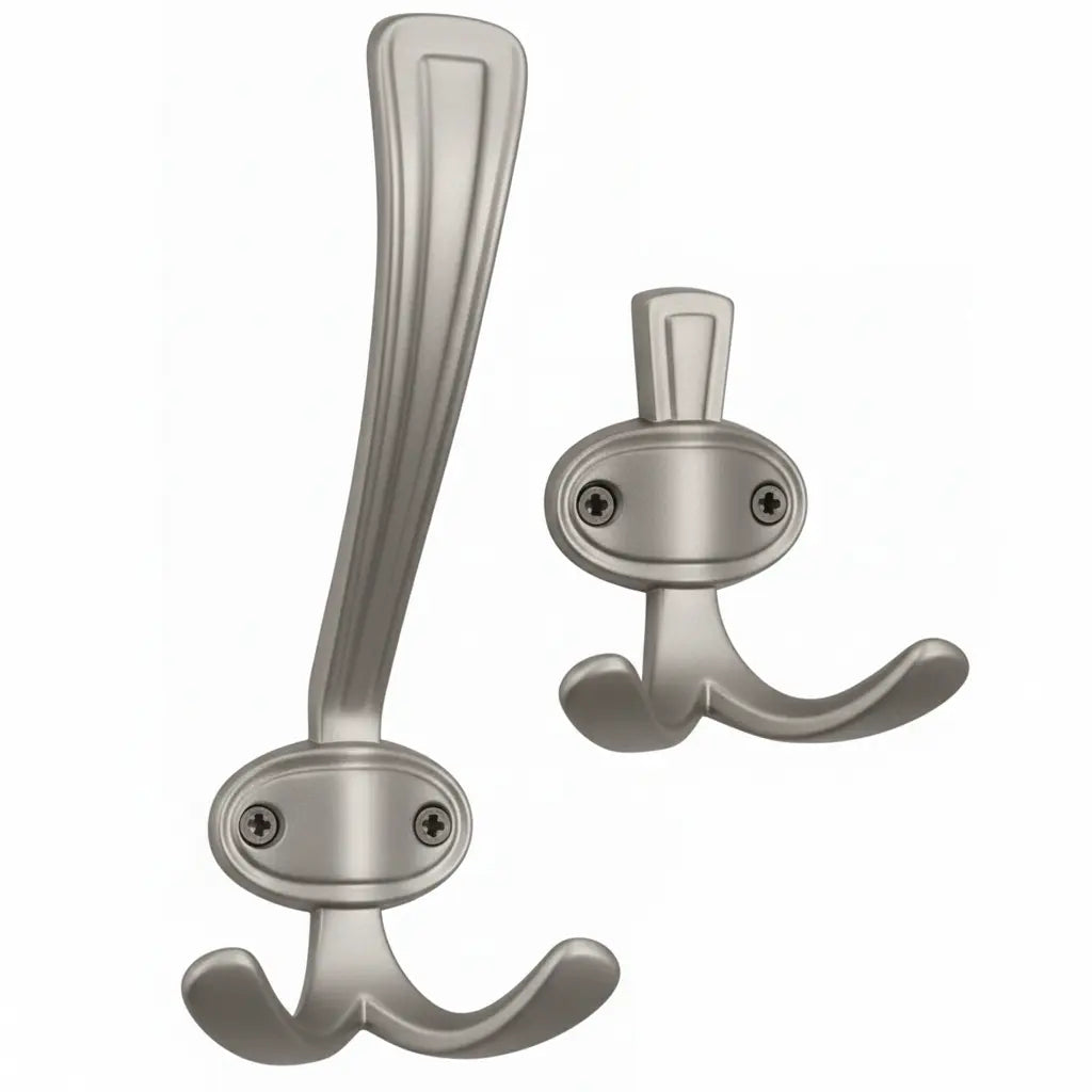 Robuster Hut- und Mantelhaken aus Zinkdruckguss im klassischen Design, ideal für Flur, Garderobe und den anspruchsvollen Objektbereich.