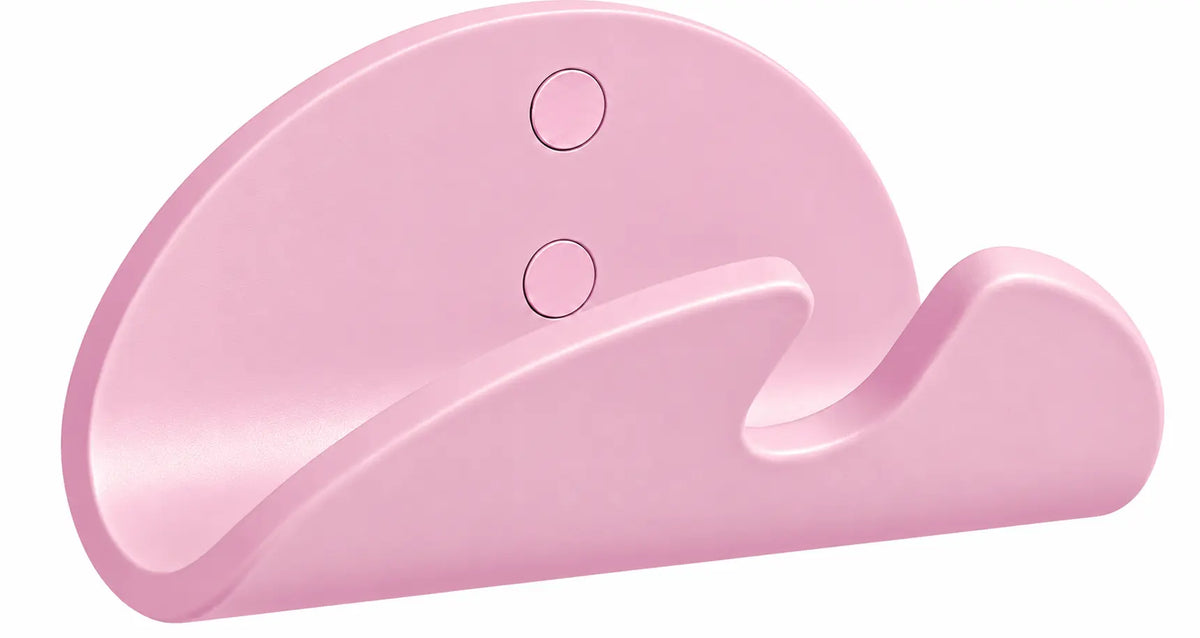 Smartphonehalter mit Aussparung für Ladekabel in Hellrosa.