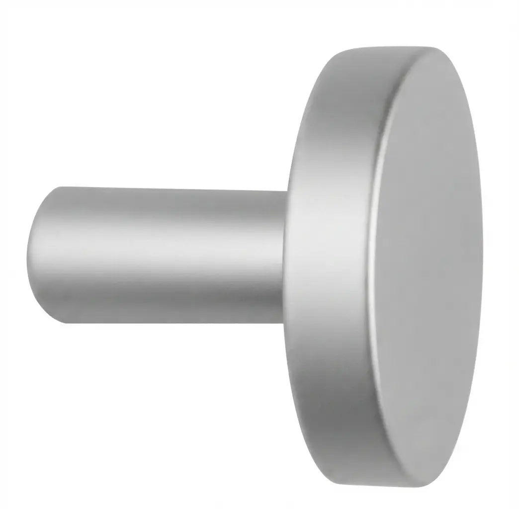 Moderner Wandhaken mit großer kreisförmiger Scheibe in der Farbe Silber eloxiert.