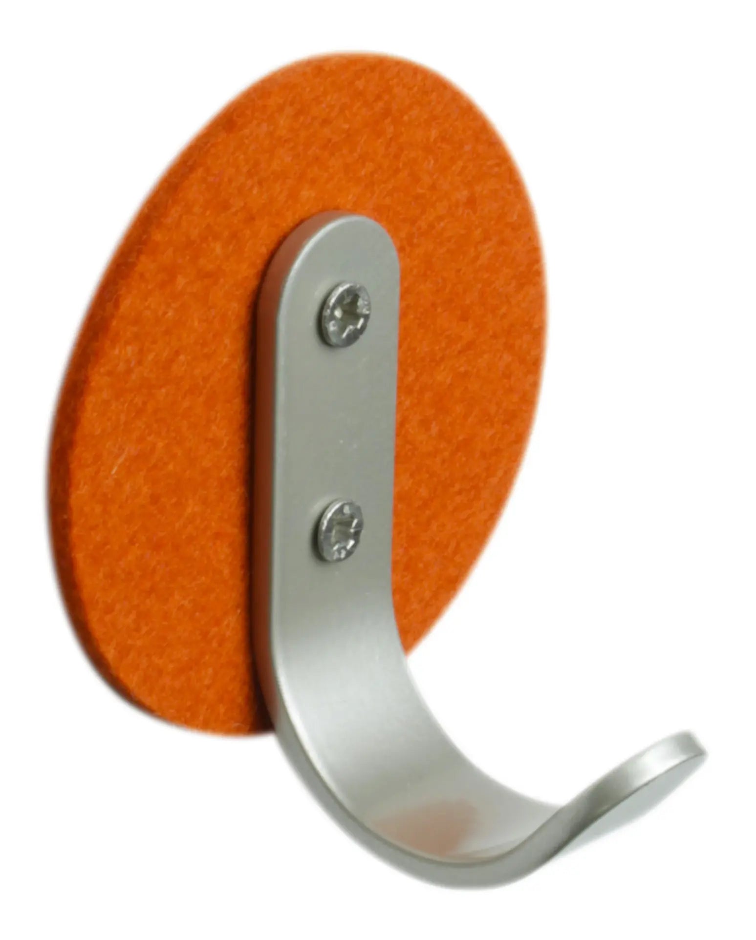 Silberner Mantelhaken mit runder orangefarbener Filz-Unterlage als moderner Garderobenhaken.