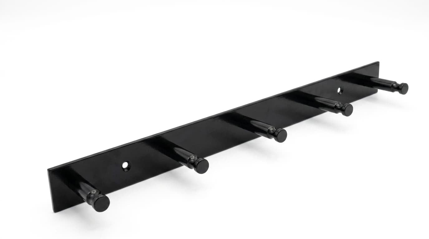 Moderne Garderobenleiste aus schwarzem Metall mit fünf stabilen Haken zur Wandmontage.