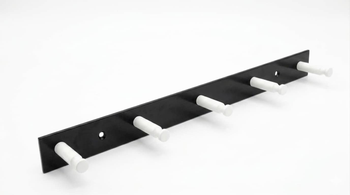 Moderne Garderobenleiste aus schwarzem Metall mit fünf weißen stabilen Haken zur Wandmontage.