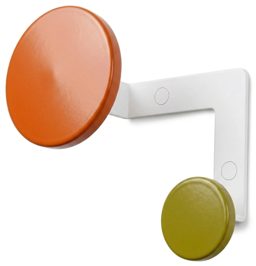 Elegante Planet Design Haken von Kirchhoff & Euwens als moderne Wandgarderobe in minimalistischer Optik, Variante Orange/Olivegrün mit weißem Gestell.