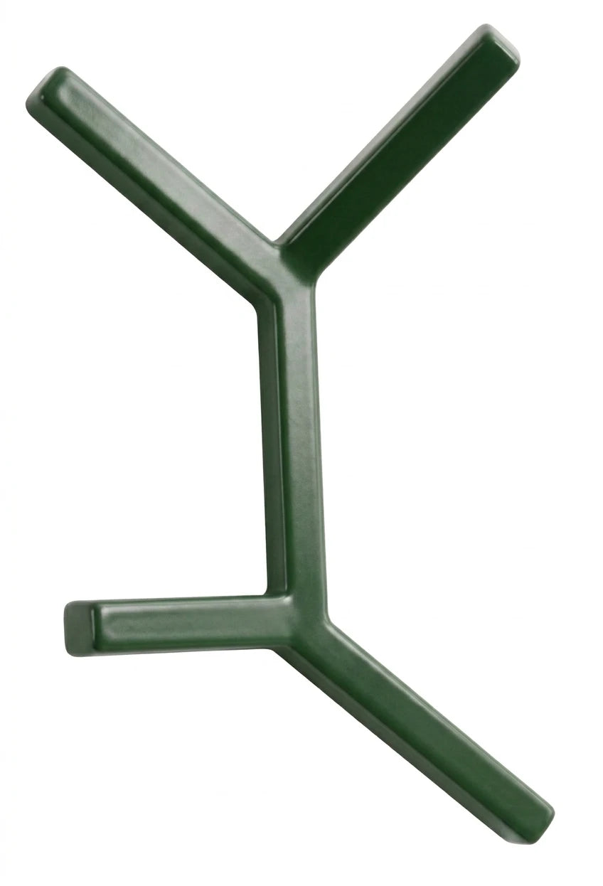 Moderner, minimalistischer Wandhaken in RAL 6011 mit dezentem Glanz auf weißem Hintergrund.