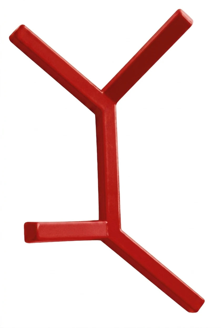 Moderner, minimalistischer Wandhaken in RAL 3000 Feuerrot mit dezentem Glanz auf weißem Hintergrund.