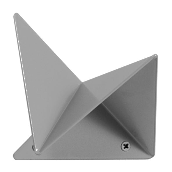 Der geometrisch gefaltete FLOCK Kleiderhaken mit quadratischem Ausschnitt von Plasma Studio in RAL 9006 Weißaluminium, ohne Ausschnitt.