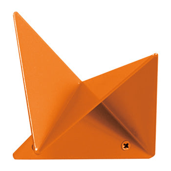 Der geometrisch gefaltete FLOCK Kleiderhaken mit quadratischem Ausschnitt von Plasma Studio in RAL 2008 Hellrotorange, ohne Ausschnitt.