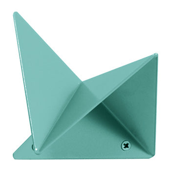 Der geometrisch gefaltete FLOCK Kleiderhaken mit quadratischem Ausschnitt von Plasma Studio in RAL 6027 Lichtgrün, ohne Ausschnitt