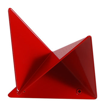 Der geometrisch gefaltete FLOCK Kleiderhaken mit quadratischem Ausschnitt von Plasma Studio in RAL 3000 Feuerrot, ohne Ausschnitt.