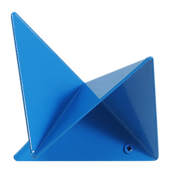 Der geometrisch gefaltete FLOCK Kleiderhaken mit quadratischem Ausschnitt von Plasma Studio in RAL 5015 Himmelblau, ohne Ausschnitt.