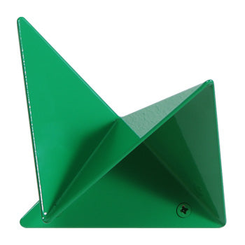 Der geometrisch gefaltete FLOCK Kleiderhaken mit quadratischem Ausschnitt von Plasma Studio in RAL 6024 Verkehrsgrün, ohne Ausschnitt.