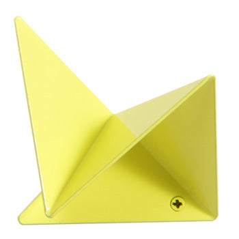Der geometrisch gefaltete FLOCK Kleiderhaken mit quadratischem Ausschnitt von Plasma Studio in RAL 1016 Schwefelgelb, ohne Ausschnitt.