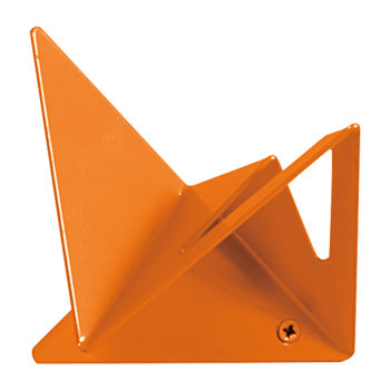 Der geometrisch gefaltete FLOCK Kleiderhaken mit quadratischem Ausschnitt von Plasma Studio in RAL 2008 Hellrotorange, mit Ausschnitt.