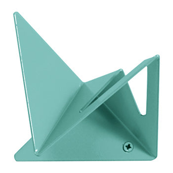 Der geometrisch gefaltete FLOCK Kleiderhaken mit quadratischem Ausschnitt von Plasma Studio in RAL 6027 Lichtgrün, mit Ausschnitt.