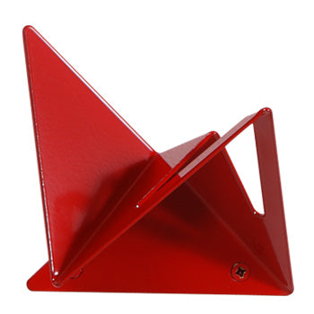 Der geometrisch gefaltete FLOCK Kleiderhaken mit quadratischem Ausschnitt von Plasma Studio in RAL 3000 Feuerrot, mit Ausschnitt.