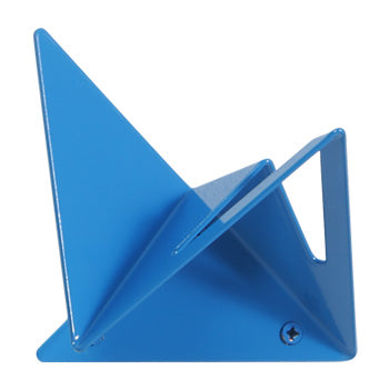Der geometrisch gefaltete FLOCK Kleiderhaken mit quadratischem Ausschnitt von Plasma Studio in RAL 5015 Himmelblau, mit Ausschnitt.