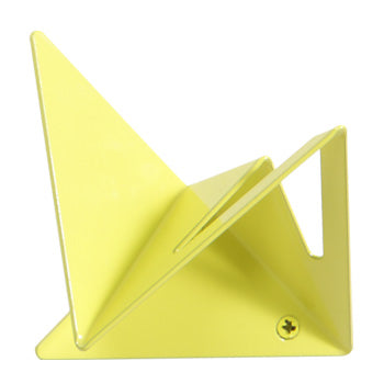 Der geometrisch gefaltete FLOCK Kleiderhaken mit quadratischem Ausschnitt von Plasma Studio in RAL 1016 Schwefelgelb, mit Ausschnitt.