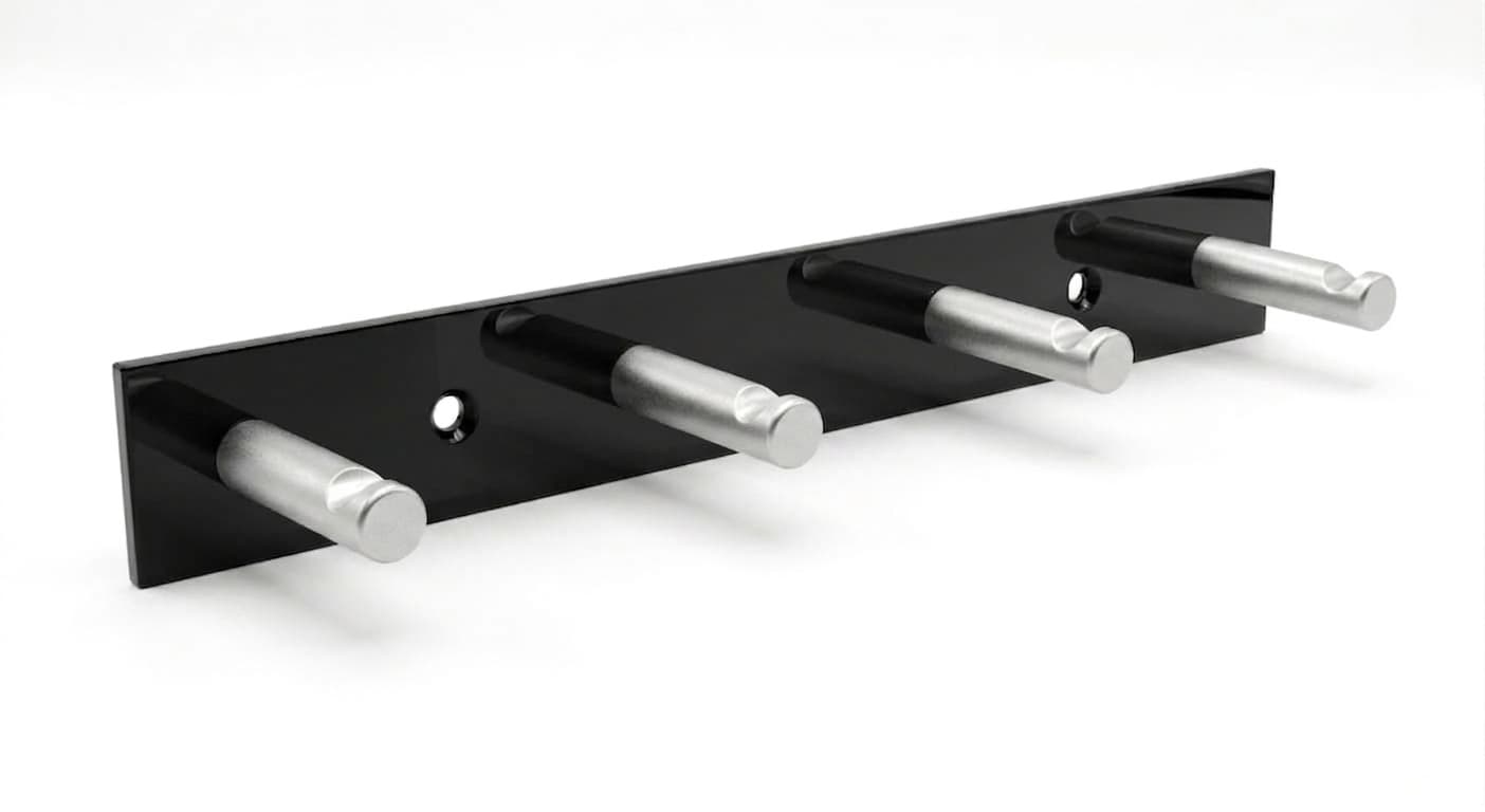 Moderne Garderobenleiste aus schwarzem Metall mit vier silberfarbenen, stabilen Haken zur Wandmontage.