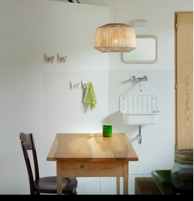 Die skulpturalen FLOCK Kleiderhaken von Plasma Studio in einer minimalistischen Küche.