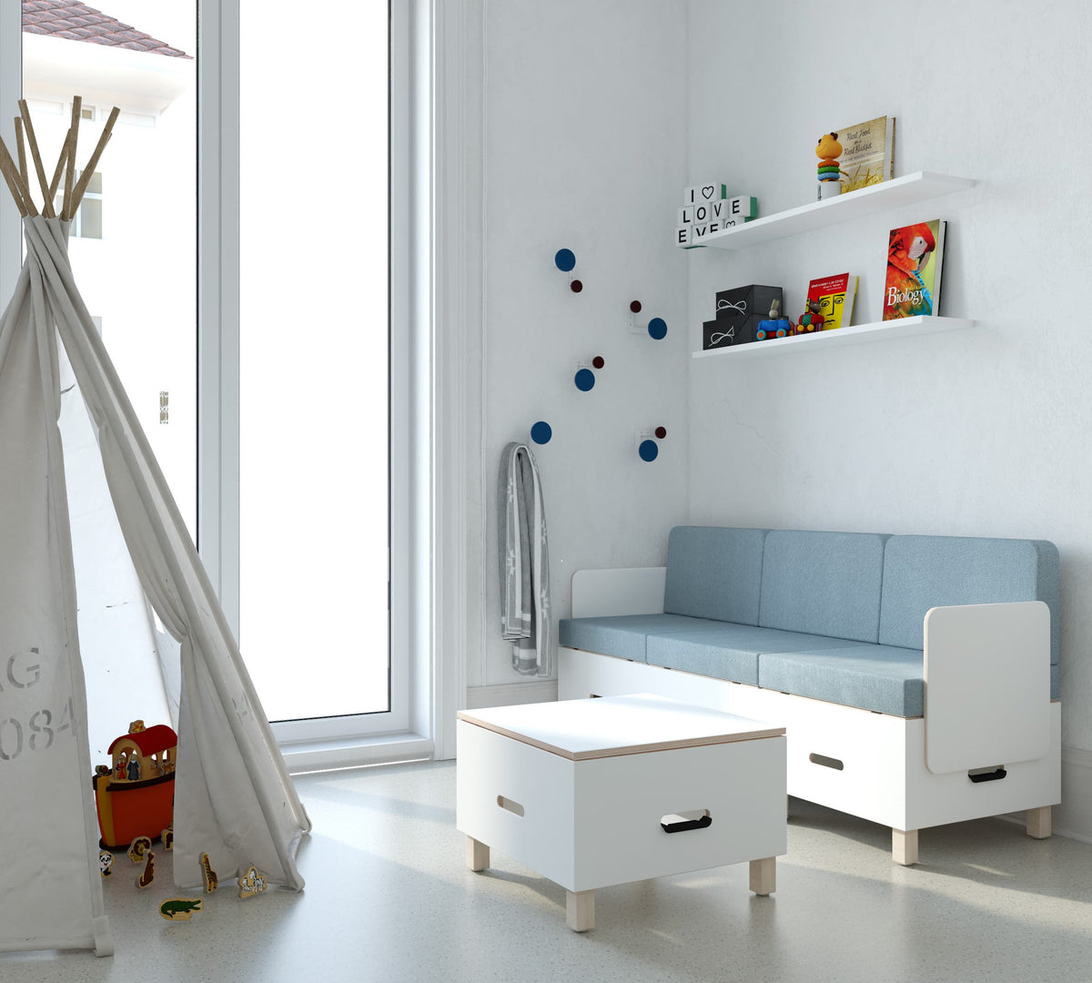 Moderne Wandgarderobe Modell Planet mit runden Haken in Blau und Rot, montiert in einem hellen Kinderzimmer neben einem Fenster.
