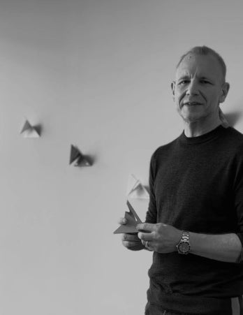 Screenshot aus dem Video mit Holger Kehne zur Entstehung des Garderobenhakens Flock.