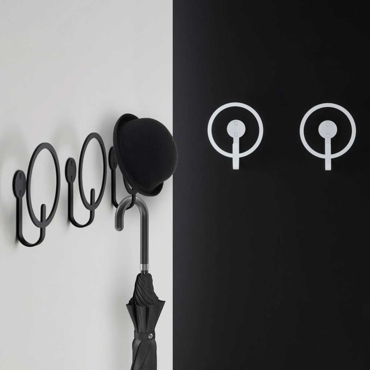 Der skulpturale Wandhaken MR. STEED an einer edlen Wand im Objektbereich.