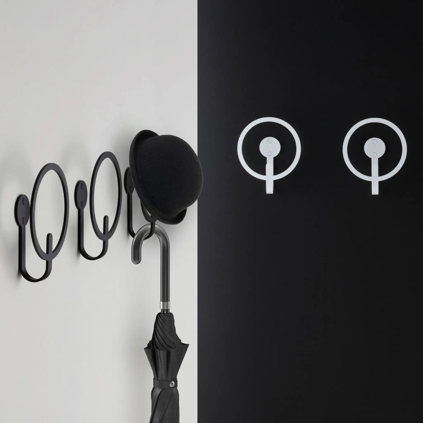 Der skulpturale Wandhaken MR. STEED an einer edlen Wand im Objektbereich.