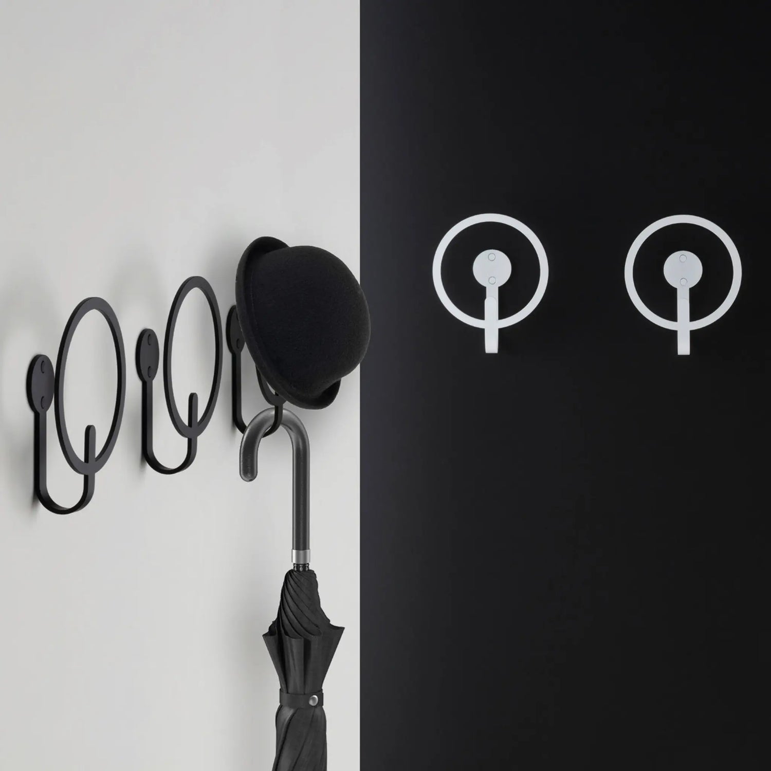 Der skulpturale Wandhaken MR. STEED an einer edlen Wand im Objektbereich.