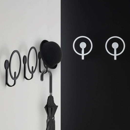 Der skulpturale Wandhaken MR. STEED an einer edlen Wand im Objektbereich.