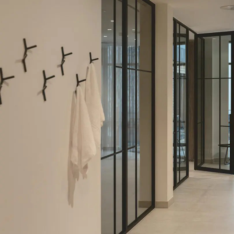 Schwarze OSLO-Wandhaken im Spa-Bereich des Hotels VierJahreszeiten in Iserlohn.