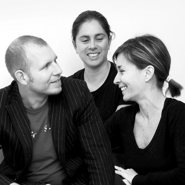 Portrait der Architekten Eva Castro, Holger Kehne und Ulla Hell von Plasma Studio, den Designern des FLOCK Wandhakens.