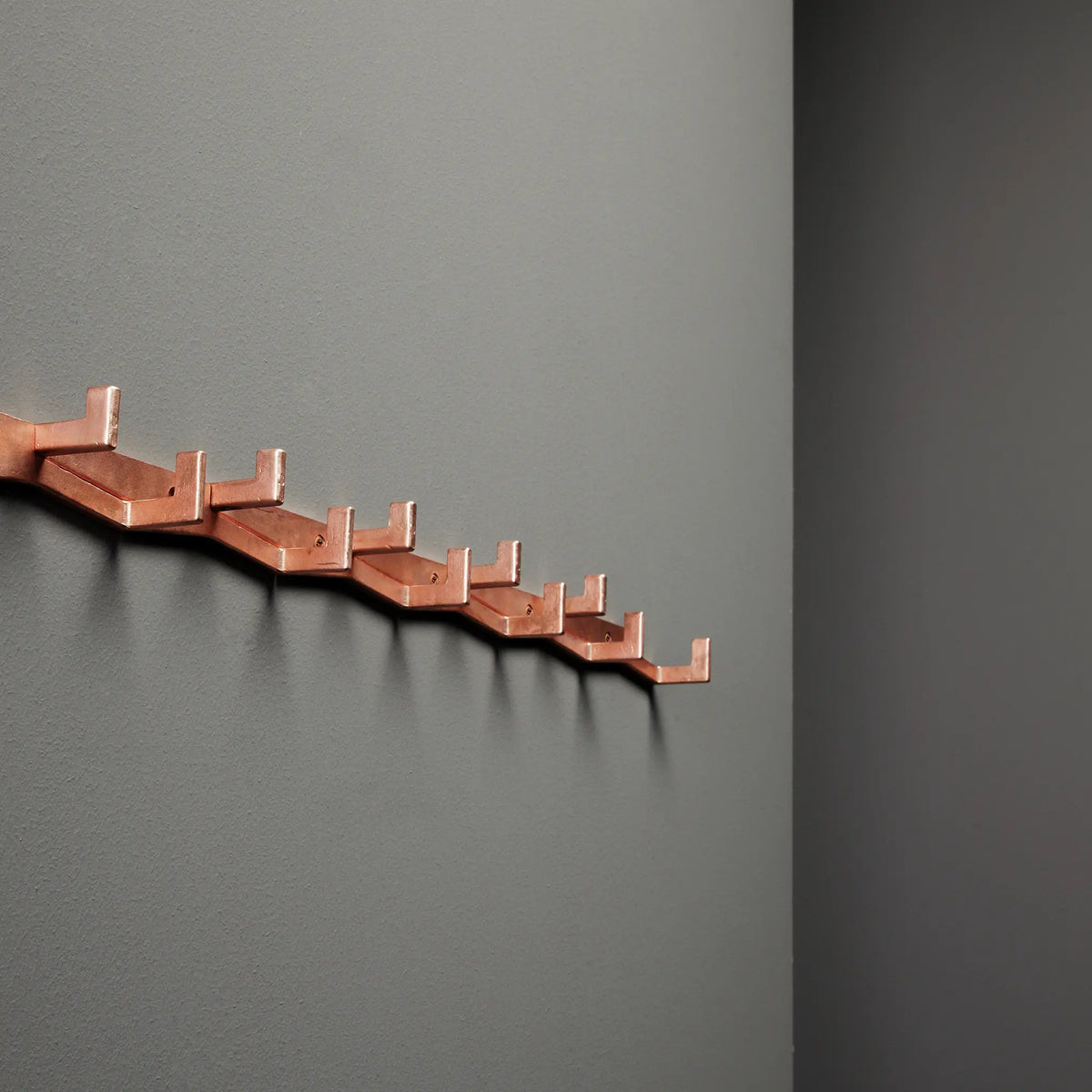 "MÄANDER" Garderobenleiste von BOLLES+WILSON