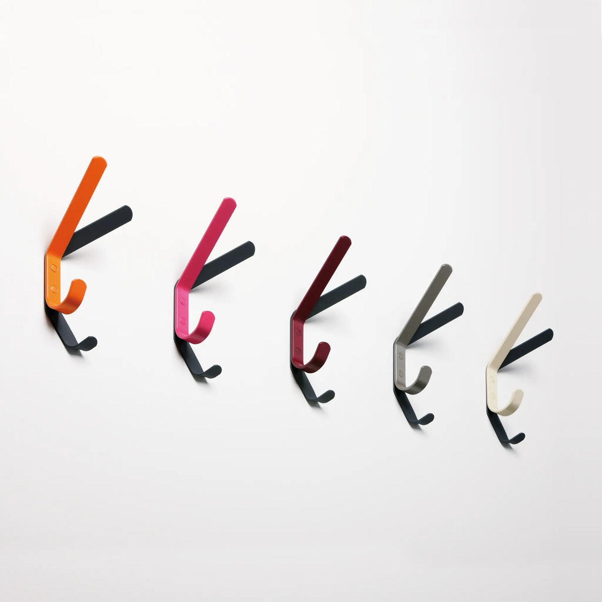 SCHATTENWURF-Doppelhaken in verschiedenen Farben mit dunklen Zweithaken, die aussehenwie ein Schatten des Vorderhakens.