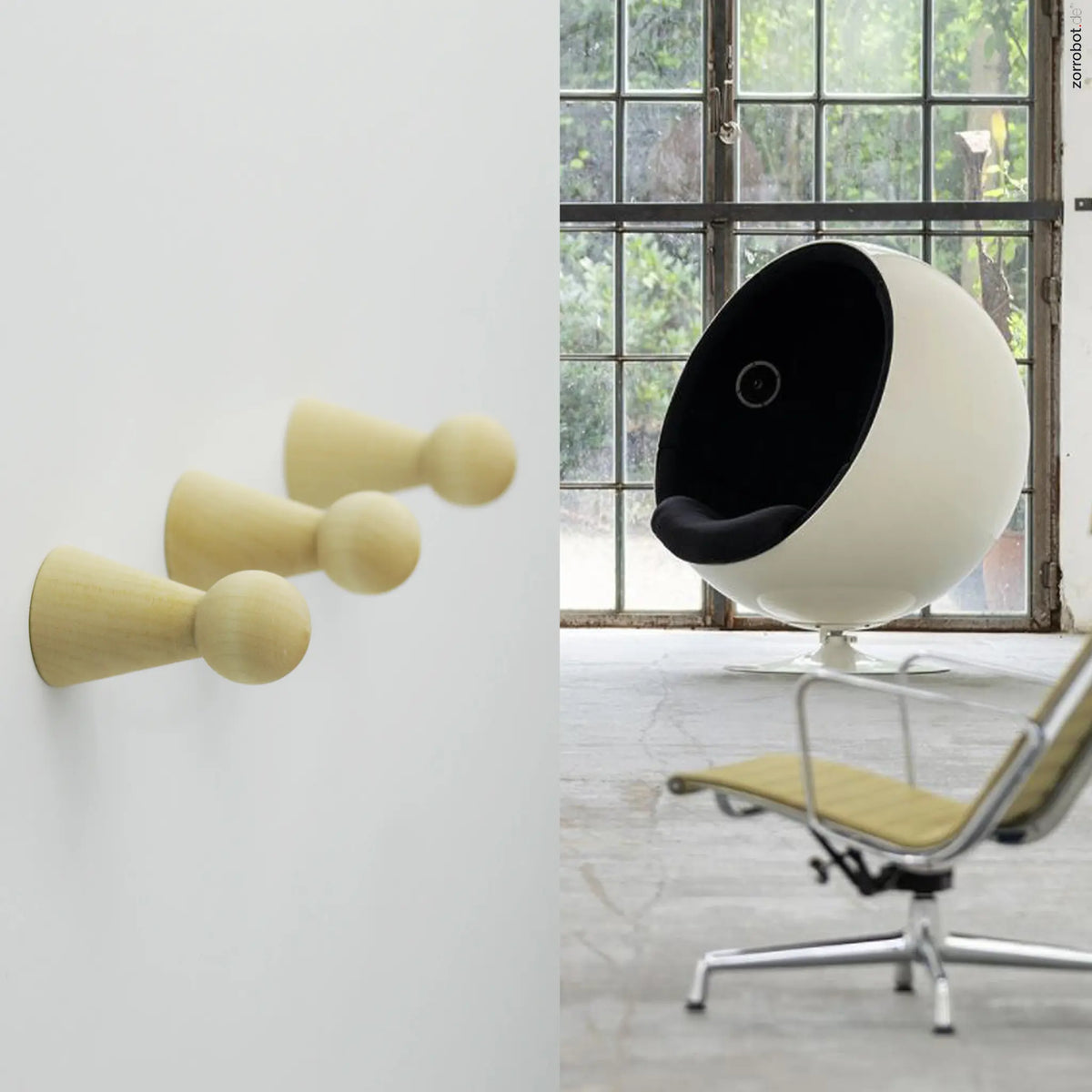 Ahorn Garderobenhaken in Form einer Spielfigur in einer 3er-Reihe an der Wand, daneben im Kontrast eine Industrial-Wohnsituation.