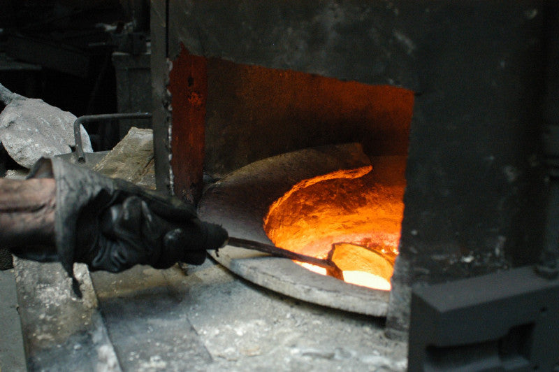 Glühendes Metall bei der Bearbeitung in der Iserlohner Manufaktur.